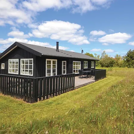 Prázdninový dům Three-bedroom In Grenå